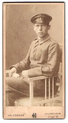 Fotografie Hr. Cordes, Hildesheim, Zingel 36, Portrait Ufz. in Uniform Rgt. 229 mit Ordensspange