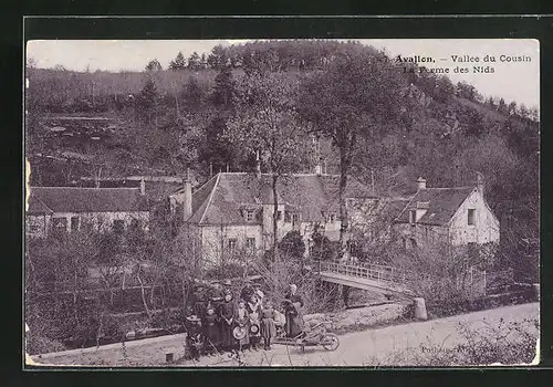 AK Avallon, Vallee du Cousin, La Ferme des Nids, Gruppenfoto an der Brücke