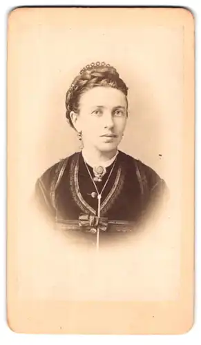 Fotografie F. Albert, Würzburg, Portrait junge Frau im bestickten Kleid mit Hochsteckzopf