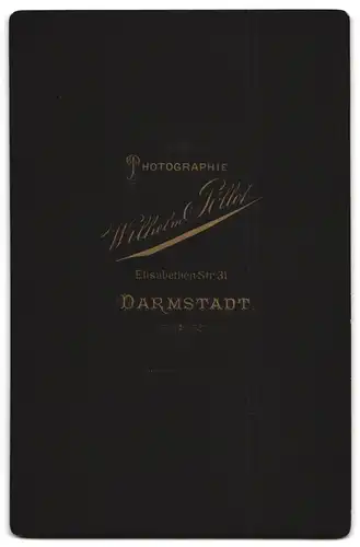 Fotografie Wilhelm Pöllot, Darmstadt, Elisabethenstr. 31, Portrait junge Frau im Fasching Kostüm lehnt an einer Bank