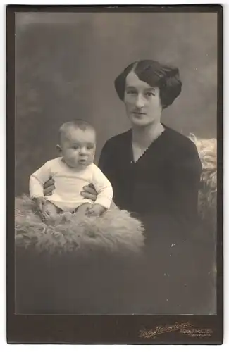 Fotografie Leop. Haberland, Eggenfelden, Stadtplatz, Portrait junge Dame in Strickjacke mit süssem Baby