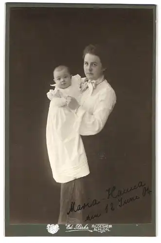 Fotografie Ed. Dirks, Hildesheim, Portrait bürgerliche Dame mit Baby auf dem Arm