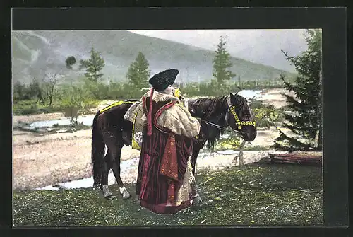 AK Prächtig gekleidete Frau aus dem Altai mit ihrem Pferd