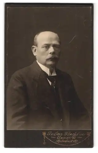 Fotografie Julius Flechtner, Unna i / W., Am Bahnhof, Portrait eleganter Herr mit Brille und Schnurrbart