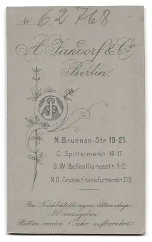 Fotografie A. Jandorf & Co, Berlin, Brunnenstrasse 19-21, Gut gekleidete Dame in weissem Kleid trägt eine Halskette