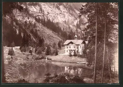 Fotografie Fotograf unbekannt, Ansicht Diemtigen, Haus am Blaulisee mit Bergmassiv