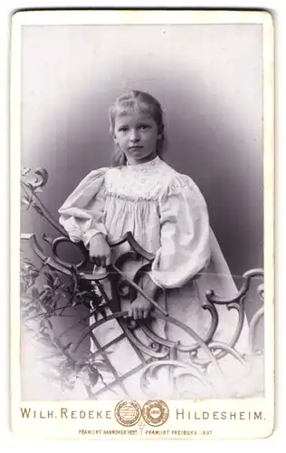 Fotografie Wilh. Redeke, Hildesheim, Kreuzstrasse 22, Portrait kleines Mädchen im hübschen Kleid