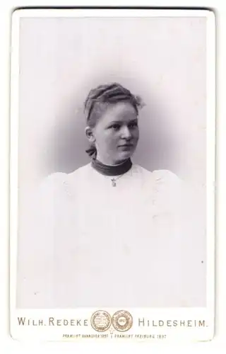 Fotografie Wilh. Redeke, Hildesheim, Kreuzstrasse 22, Portrait junge Dame in hübscher Kleidung