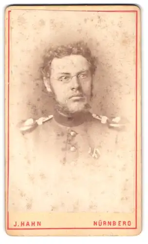 Fotografie 8J. Hahn, Nürnberg, Max-Thor, Portrait Soldat in Uniform mit Orden & Epauletten