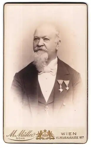 Fotografie M. Müller's Sohn, Wien, Neubaugasse 7, Portrait Veteran mit Vollbart & Ordenspange