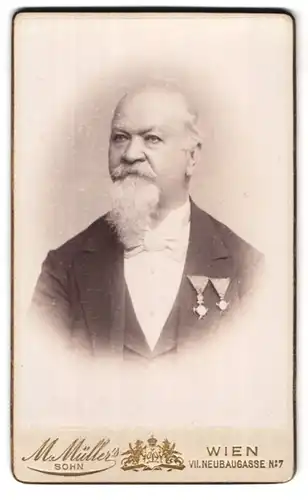 Fotografie M. Müller's Sohn, Wien, Neubaugasse 7, Portrait betagter Herrr mit Vollbart & Ordenspange