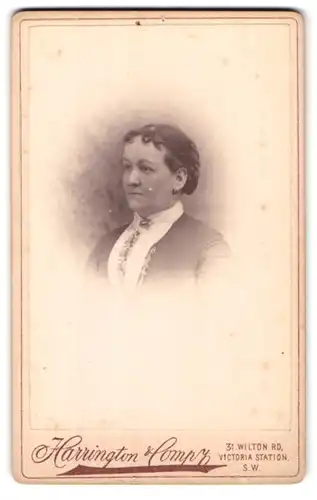 Fotografie Harrington & Co., London, 31 Wilton Road, Portrait Hausfrau mit Schmuck, Brosche & Ohrringe