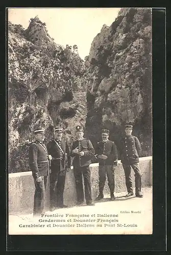 AK Frontière Francaise et Italienne, Gendarmes et Douanier Francais, Carabinier et Douanier Italiens, Grenze