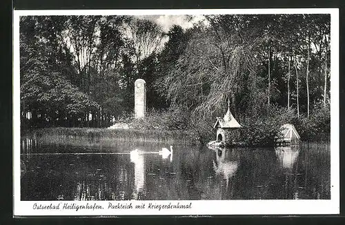 AK Heiligenhafen / Ostsee, Parkteich mit Kriegerdenkmal