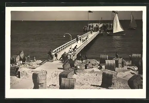 AK Timmendorfer Strand, Badegäste und Segelboote an der Seebrücke