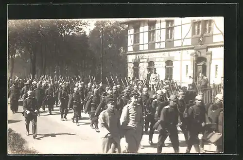 Foto-AK Lockstedter Lager, Postamt und Soldatenumzug