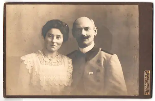 Fotografie Fritz Jungcurt, Rinteln a /W., Bahnhof Strasse 14, Portrait Soldat in Uniform mit seiner Frau