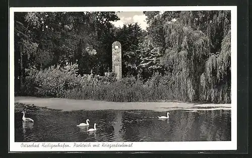 AK Heiligenhafen, Parkteich mit Kriegerdenkmal