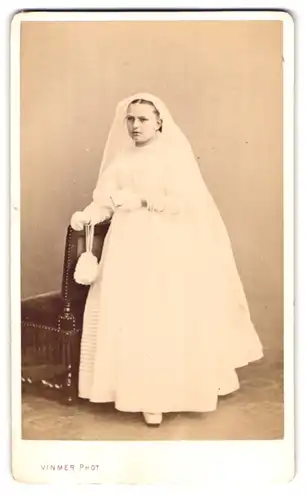 Fotografie Vinmer, St. Quentin, 14 Rue St. Prix, Portrait hübsches Mädchen im Kommunionskleid mit Bibel & Handtäschchen