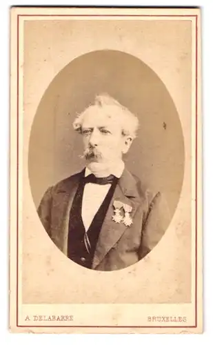 Fotografie A. Delabarre, Bruxelles, 18 rue Fosse aux Loups, Portrait Edelmann im Anzug mit Orden