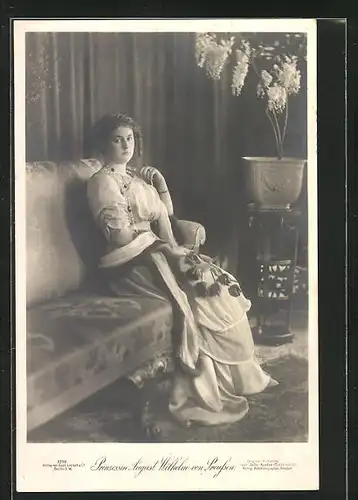 AK Prinzessin August Wilhelm von Preussen mit Blumen auf Sofa