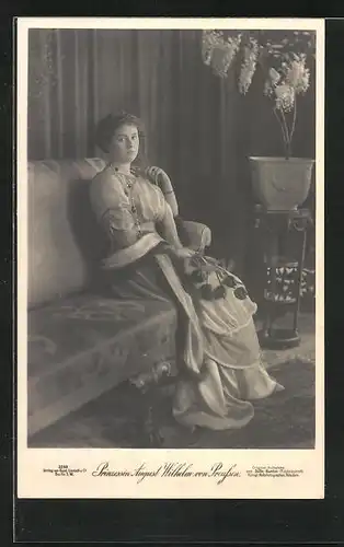 AK Prinzessin August Wilhelm von Preussen auf dem Sofa mit Blumen