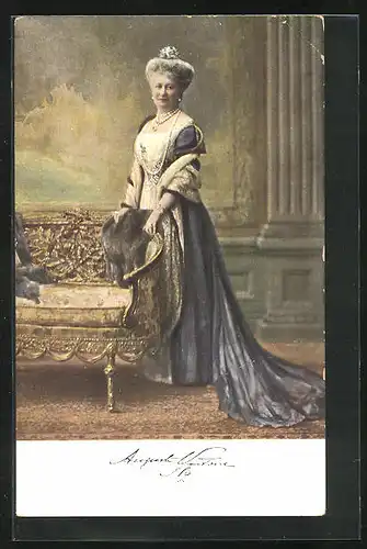 AK Kaiserin Auguste Victoria im eleganten Kleid an einem Sofa stehend