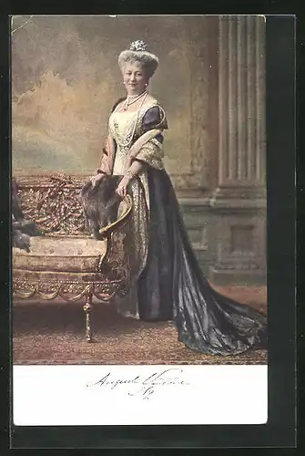 AK elegant gekleidete Kaiserin Auguste Victoria steht an einem Sofa