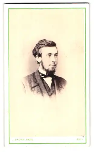 Fotografie J. Brown, Rhyl, 3 Kinmel Street, Portrait junger Herr im eleganten Anzug mit Bart