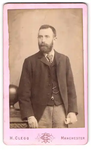 Fotografie H. Clegg, Manchester, Portrait modisch gekleideter Herr mit Vollbart