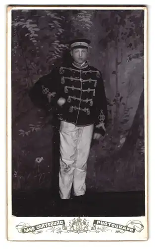 Fotografie Hans Cartsburg, Coswig, Portrait Husar in Uniform mit Krätzchen