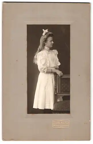 Fotografie Atelier Schmid, Hamburg / Altona, Königstr. 178, Junge Frau in weissem Kleid mit Haarband