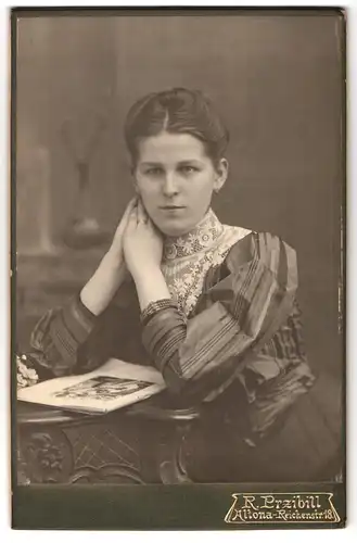 Fotografie R. Przibill, Altona, Reichenstrasse 18, Portrait junge Dame in hübscher Bluse mit Spitzenkragen