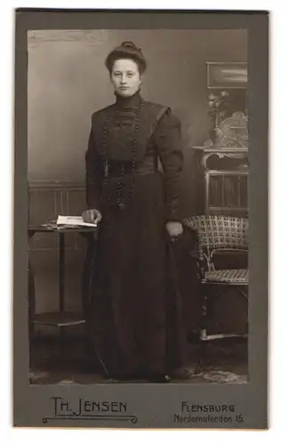 Fotografie Th. Jensen, Flensburg, Norderhofenden 15, Portrait dunkelhaarige Schönheit mit Dutt