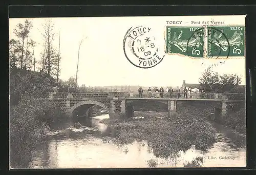 AK Toucy, Pont des Vernes, Passanten und Kutsche auf der Brücke