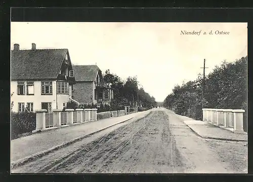 AK Niendorf a.d. Ostsee, Strassenszene vor den Wohnhäusern