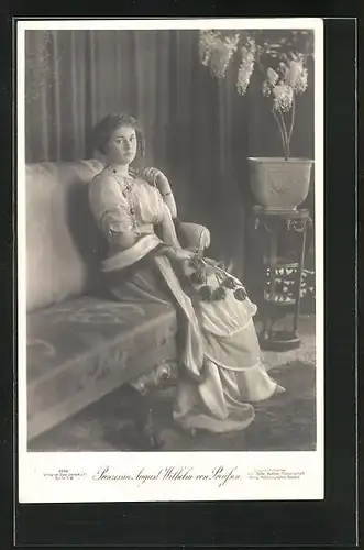 AK Prinzessin August Wilhelm sitzt im eleganten Kleid auf einem Sofa