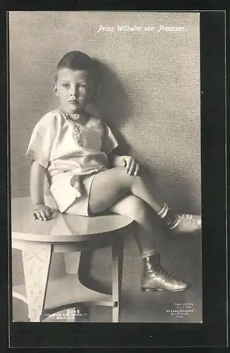AK Prinz Wilhelm sitzt als Bube elegant auf einem Tisch