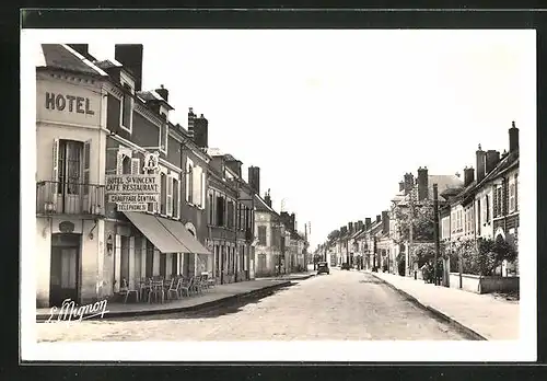 AK Villeneuve-l'Archeveque, Rue Bréard et Hotel Saint-Vincent