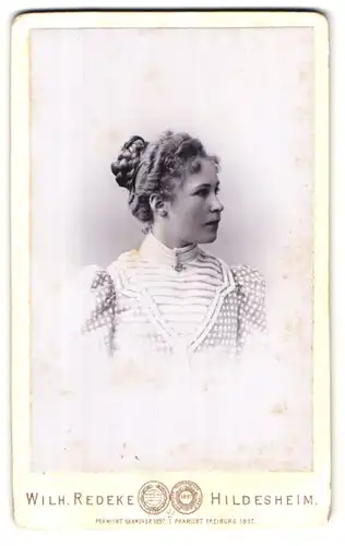 Fotografie Wilh. Redeke, Hildesheim, Kreuzstrasse 22, Portrait junge Dame mit Hochsteckfrisur