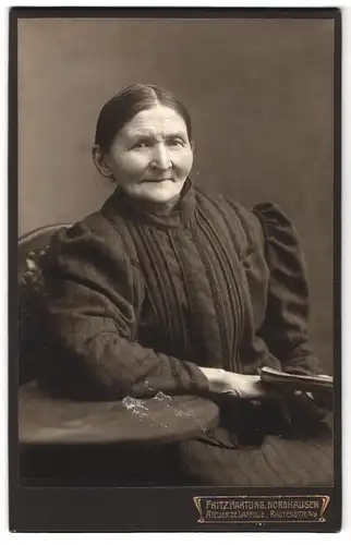 Fotografie Fritz Hartung, Nordhausen, Rautenstrasse 8-9, Portrait ältere Dame in hübscher Kleidung