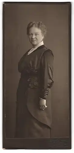 Fotografie E. Dirks, Hildesheim, Alfeld a /L., Portrait ältere Dame in hübscher Kleidung