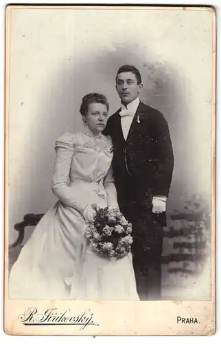 Fotografie R. Jirikovsky, Praha, Jecna ul. cis 28, Portrait bürgerliches Paar in Hochzeitskleidung mit Blumenstrauss
