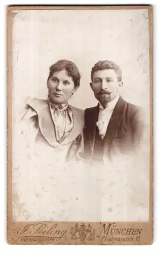 Fotografie J. Seiling, München, Prielmayerstr. 18, Portrait eines elegant gekleideten Paares