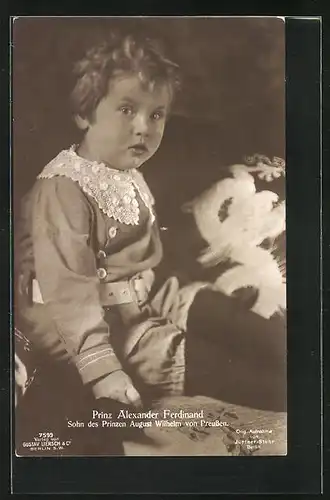 AK Prinz Alexander Ferdinand, Sohn des Prinzen August Wilhelm von Preussen auf dem Sofa