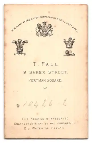 Fotografie T. Fall, London-W, 9 Baker Street, Portman Square, Portrait festlich gekleidete Dame mit Buch