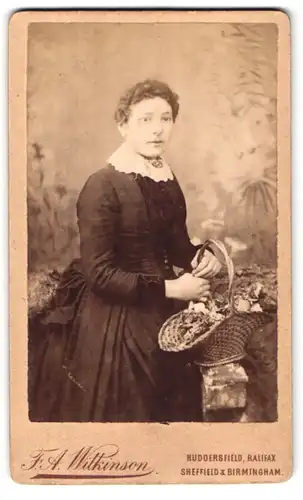 Fotografie F. A. Wilkinson, Huddersfield, Byram Arcade, Portrait junge Dame im Kleid mit Blumenkorb