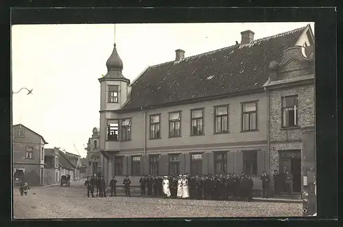 Foto-AK Windau, Matrosen vor dem Soldatenheim