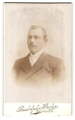 Fotografie Rudolph Hörder, Rathenow, Bahnhof-Strasse, Portrait eleganter Herr mit Oberlippenbart