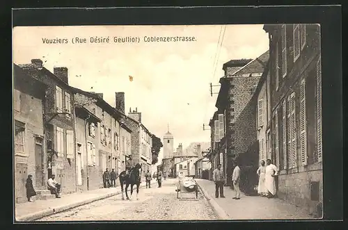 AK Vouziers, Passanten auf der Coblenzerstrasse